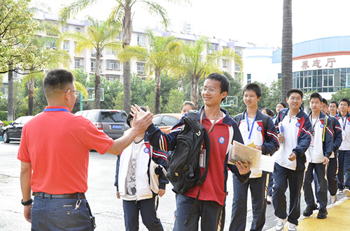 我市2万余名九年级学子奔赴考场.jpg