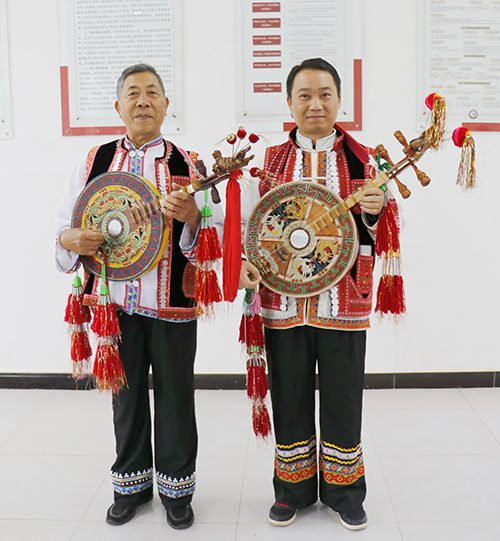 穿在身上的民族文化1.jpg