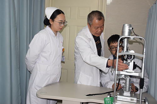 “银龄医师”郭春平：助力基层医疗 再践医者使命1.jpg